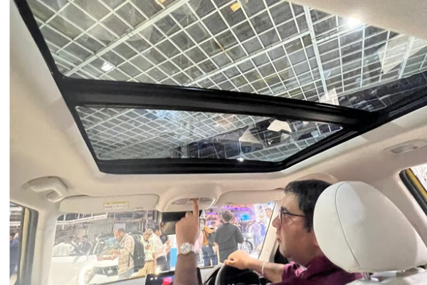 Mahindra XUV 3XO sun roof